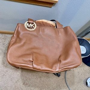 NWOT* MICHAEL KORS Fulton Shoulder Bag (LG) | Camel/Brown, Soft Pebbled Leather